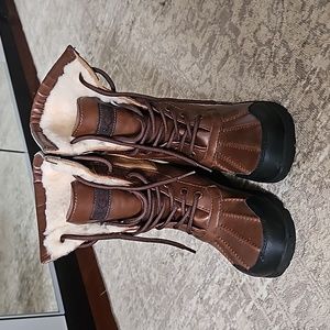 Ugg Butte boots kids size 3